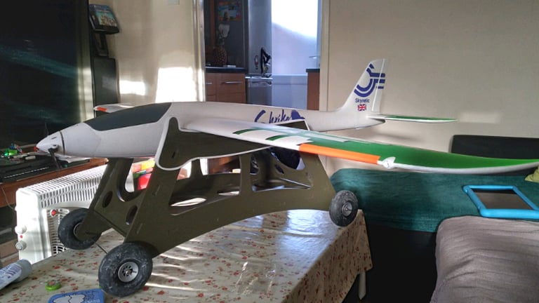 Glider Shrike 1400mm Rc with trolley 