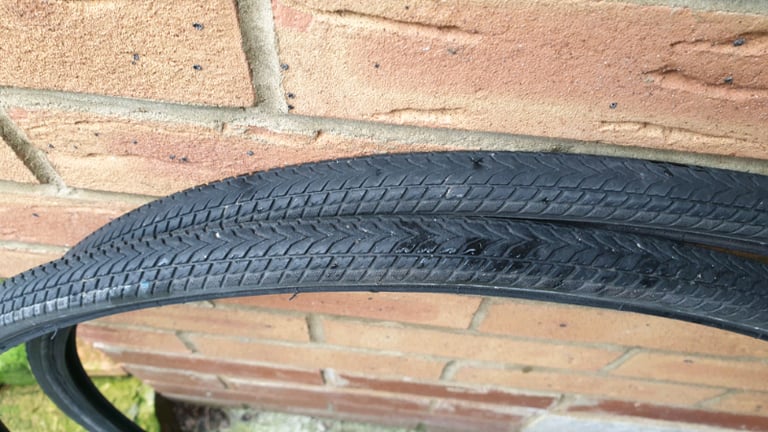 700 x 25c tyre
