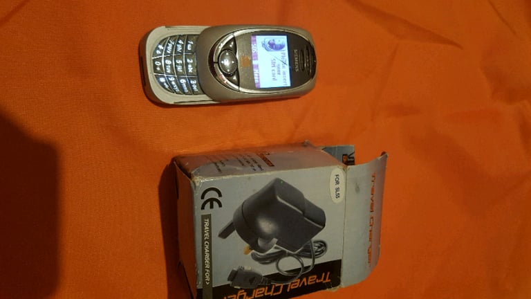 2 old phones with chargers. Both switch on.