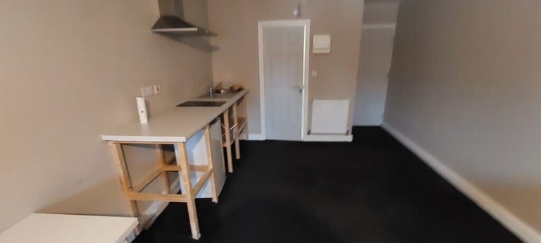 Double room within a shared house situated in the NG7 area bills/wifi included