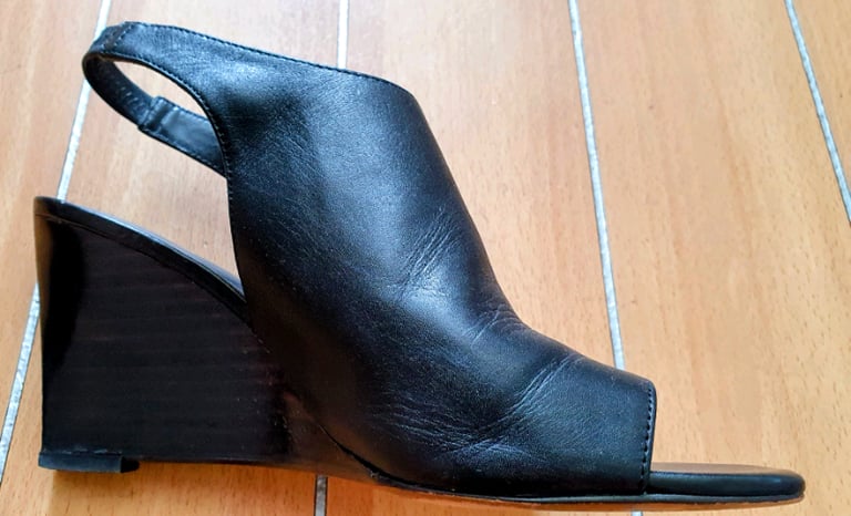 BLACK WEDGES - SIZE 5