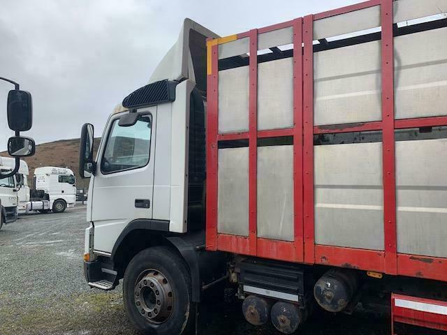 2001 VOLVO FM7.290 4X2 25FT CATTLE BODY TRUCK