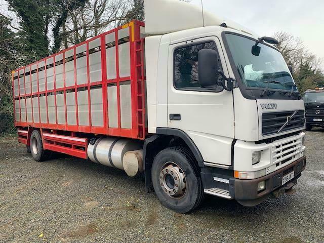 2001 VOLVO FM7.290 4X2 25FT CATTLE BODY TRUCK