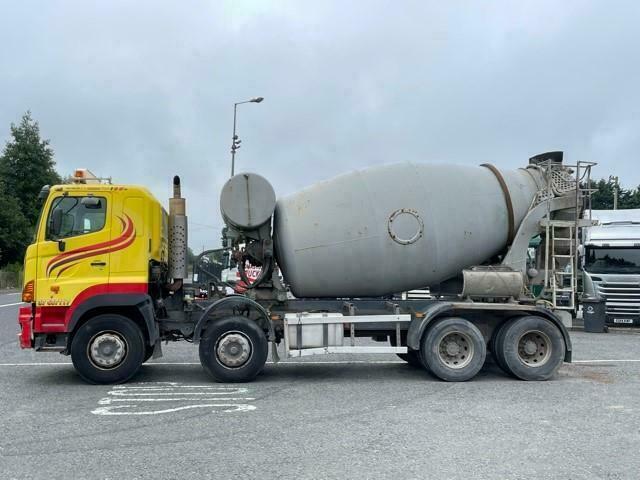 HINO 700 8X4 MIXER