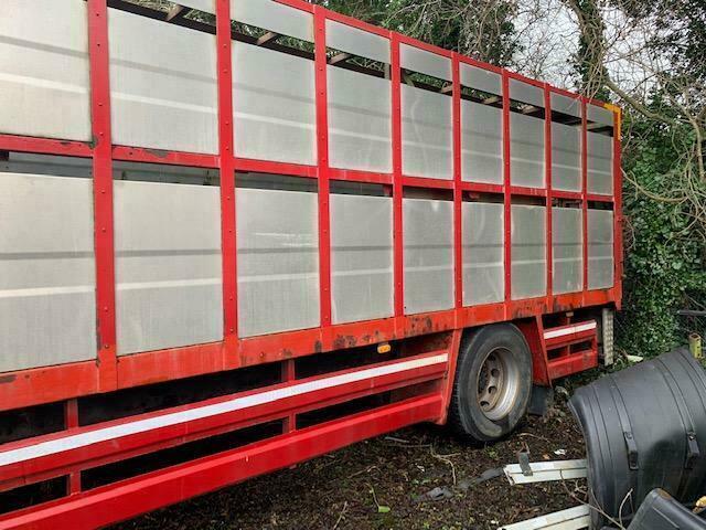 2001 VOLVO FM7.290 4X2 25FT CATTLE BODY TRUCK