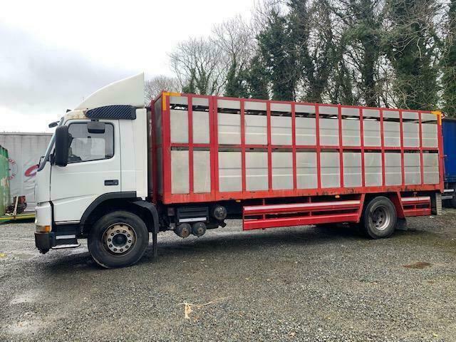 2001 VOLVO FM7.290 4X2 25FT CATTLE BODY TRUCK