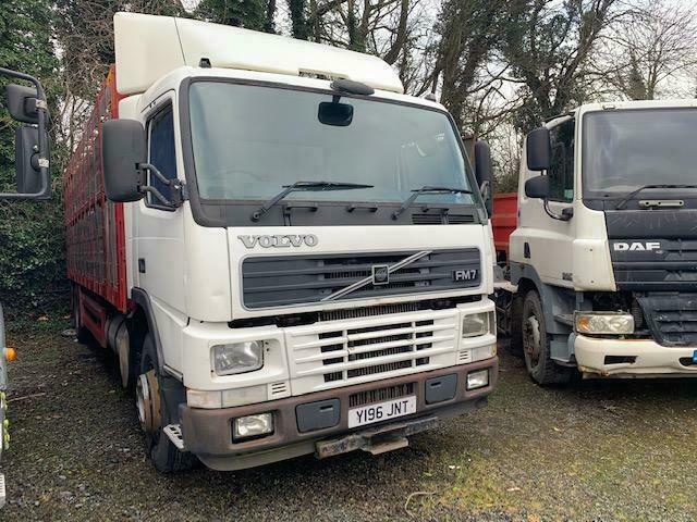 2001 VOLVO FM7.290 4X2 25FT CATTLE BODY TRUCK
