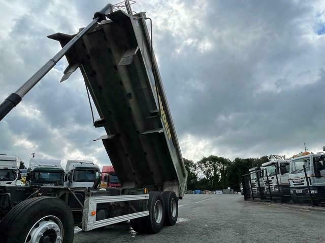 2014 VOLVO FM420 E6 S/CAB 8X4 TIPPER
