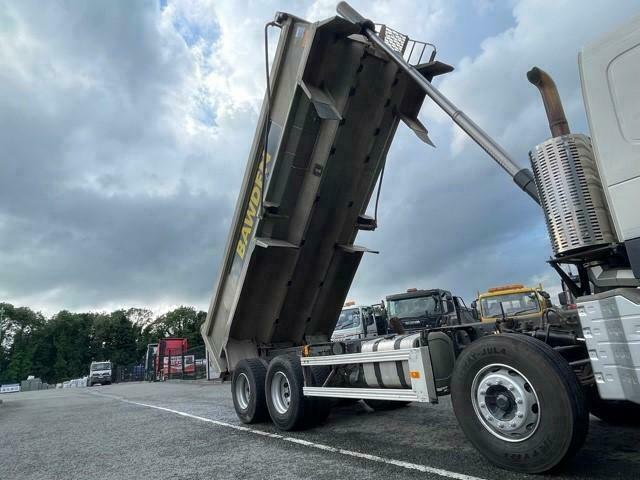 2014 VOLVO FM420 E6 S/CAB 8X4 TIPPER