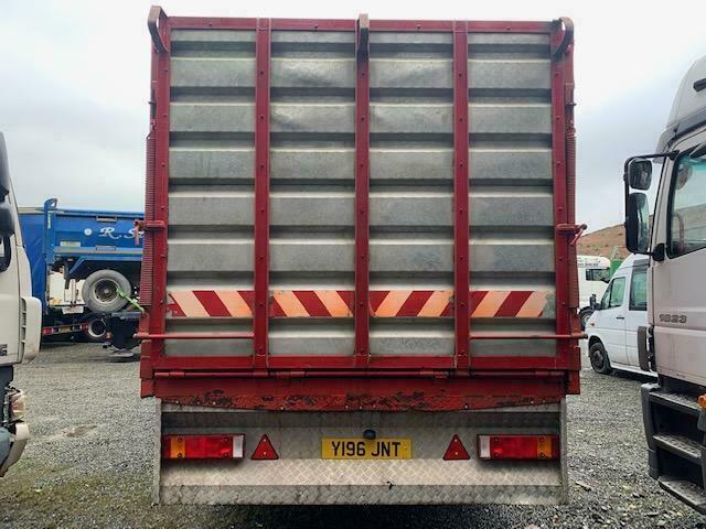 2001 VOLVO FM7.290 4X2 25FT CATTLE BODY TRUCK