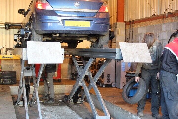 Hunter 4 Wheel Alignment, Tracking, Camber, Balancing, BMW Runflat Tyres, Bridgestone 16, 17, 18,19