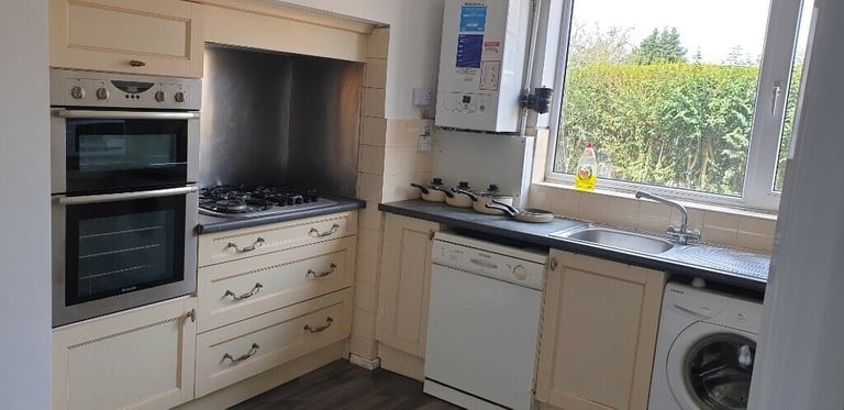 IMMEDIATE ROOMS AVALIABLE - MOVE IN TODAY