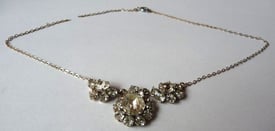 VINTAGE RETRO 50's PASTE NECKLET. NEEDS ATTENTION TO CHAIN LINK