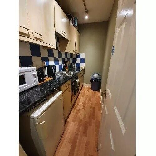 En-Suite Room To Rent Chiswick High Road, Chiswick, London W4 2LT