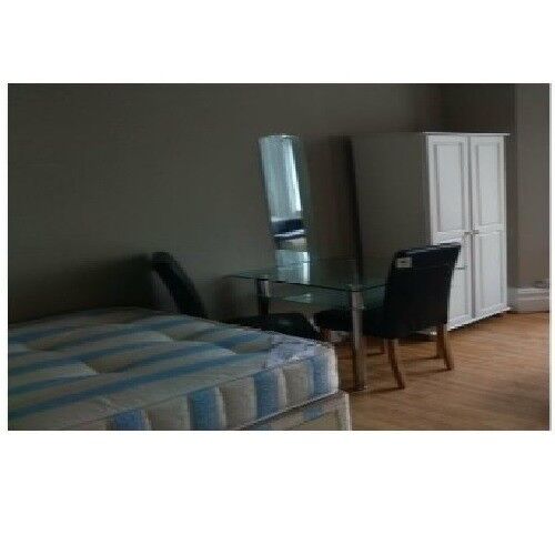 *Move In Quick* Large double semi-studio flat in a popular area of Zone 2