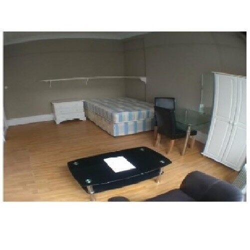 *Move In Quick* Large double semi-studio flat in a popular area of Zone 2