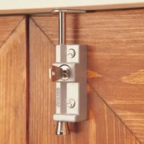 Yale 8K116 Multi Purpose Locking Bolt White-Pack x 1 with 2.Keys selling@ £10 they are £18.85 to buy