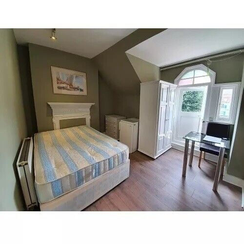 En-Suite Room To Rent Chiswick High Road, Chiswick, London W4 2LT