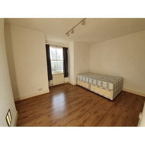 Studio To Rent Chiswick High Road, Chiswick, London W4 2LT in