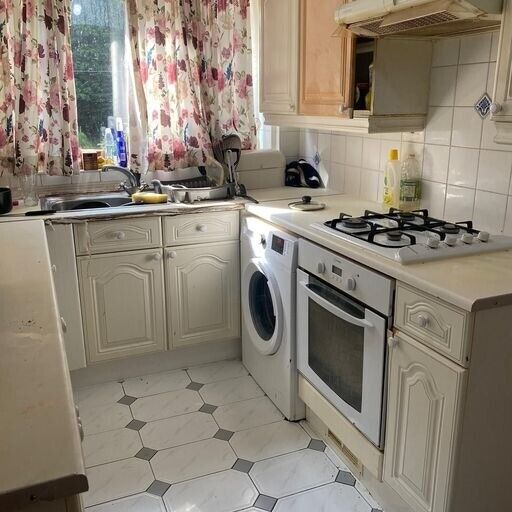 Lismore Drive offers TEMPORARY houses in Birmingham! Rooms 2,3 & 4 are free.