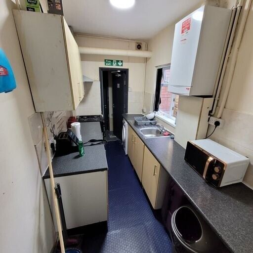 A large 4 double bedroom house in Kitchener Road, Birmingham! NO PAYEMNT REQUIRED