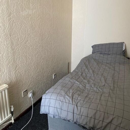 Lismore Drive offers TEMPORARY houses in Birmingham! Rooms 2,3 & 4 are free.