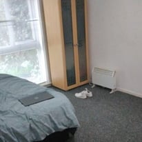 Double bedrooms without rent available in Hollycot Gardens! Room 1 is single and room 2 is double.