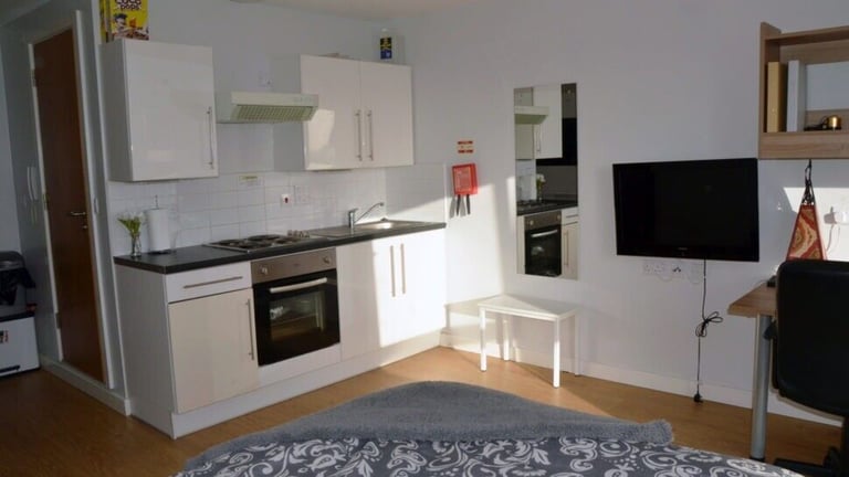 STUDENT ROOM TO RENT IN LEICESTER . STUDIO AND ONE BED APARTMENT ARE AVAILABLE