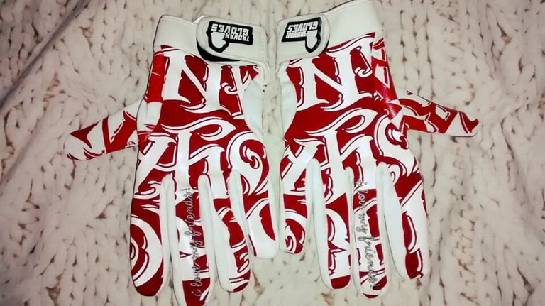 image for  Red and white ski snowboard gloves Large brand new