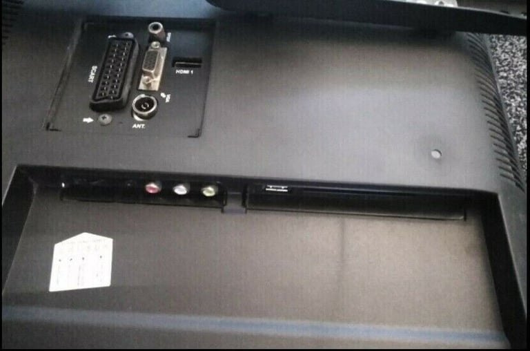 32" INCH DIGIHOME LED TV HD BUILT IN DVD FREEVIEW HDMI USB BLACK SET WITH WALL BRACKET JOB LOT