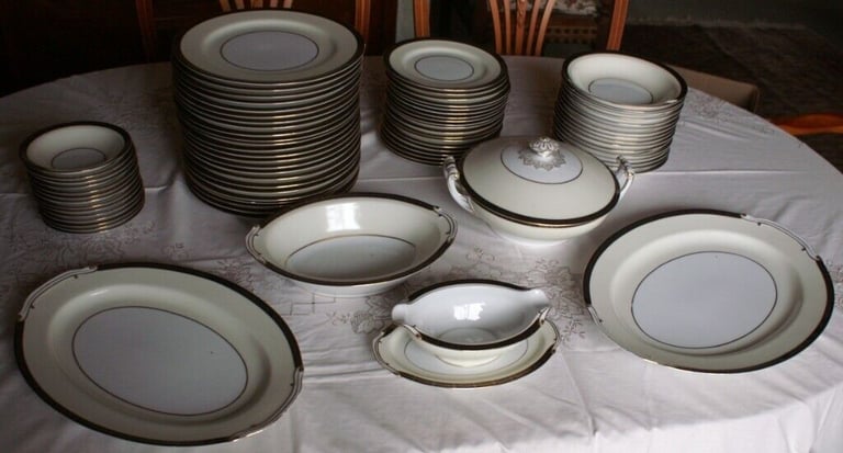 image for Wako China Dinner Service, classic pattern 2385 - 72+ pieces (like Noritake)