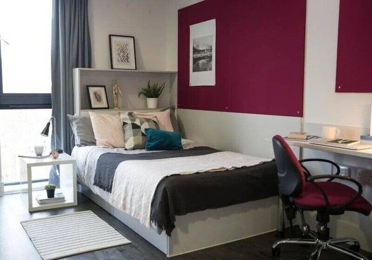STUDENT ROOMS TO RENT IN HUDDERSFIELD. EN-SUITE WITH PRIVATE ROOM, BATHROOM, STUDY AREA, WARDROBE 