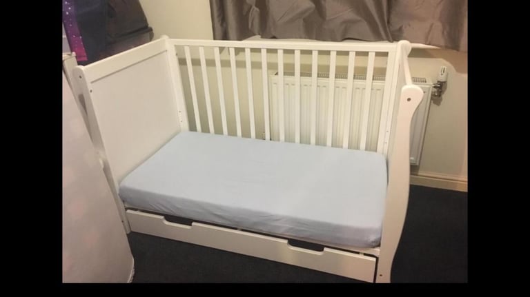 Unisex bedding for a crib/cot bed ***REDUCED from £30***