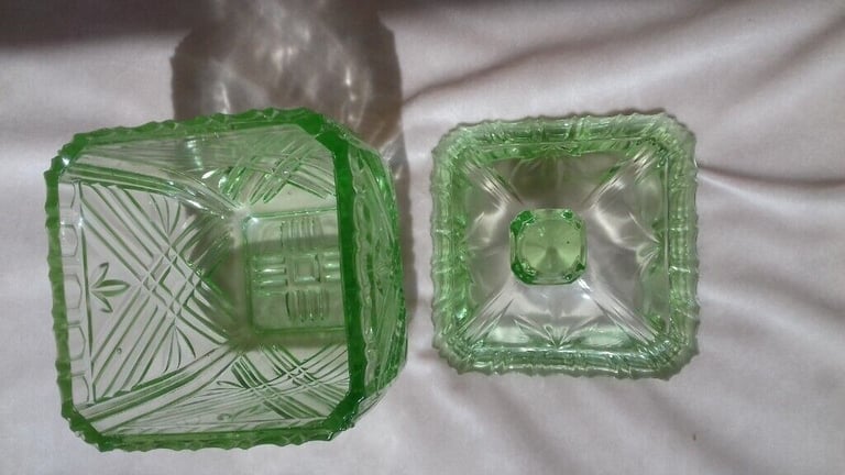 £15.00.VINTAGE. .green crystal  glass container. .over 60 years old..lovely  condition 