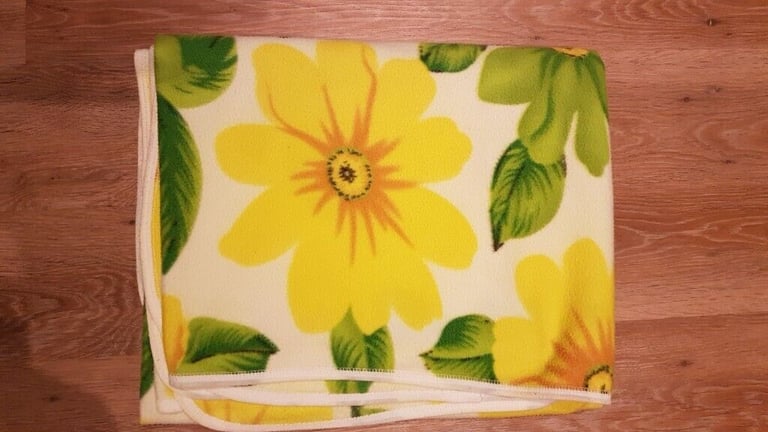 image for 2 Cosy Warm Blankets in Great Condition 