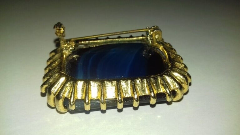 EXQUISITE VINTAGE BLUE GEM STONE PIN BROOCH SET IN A GOLD TONE MOUNT