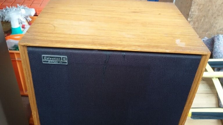 Speakers pair