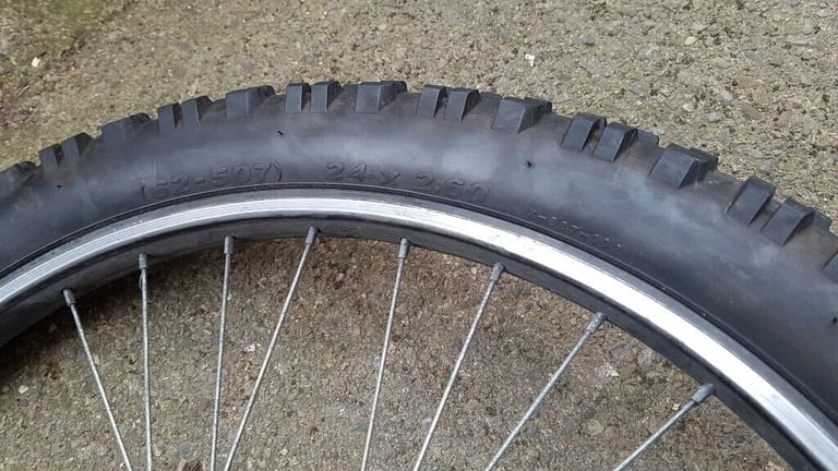 24inch MTB Mountain bike Wheels with kenda kinetic tyres 24x2.60 front and 24x2.30 rear