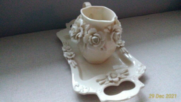 DECORATIVE CREAM CERAMIC FLORAL JUG & TRAY 