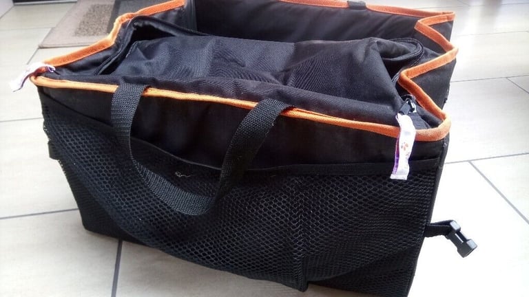 Extendable carry bag with detachable section. Suitable for laptop/office use 