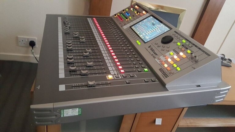 ROLAND LIVE Mixer M-400 DIGITAL LIVE MIXER 48 CHANNEL EXCELLENT CONDITION P.S READ THE AD  