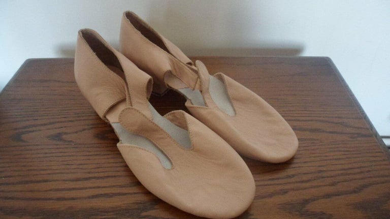 image for BLOCH PINK DANCE SHOES  WORN SIZE 4