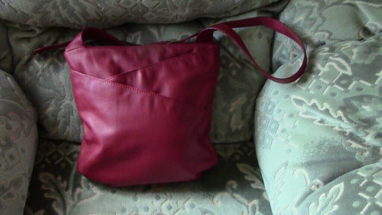 A leather bag of cherry colour, Clarks, in a good condition, £ 10   