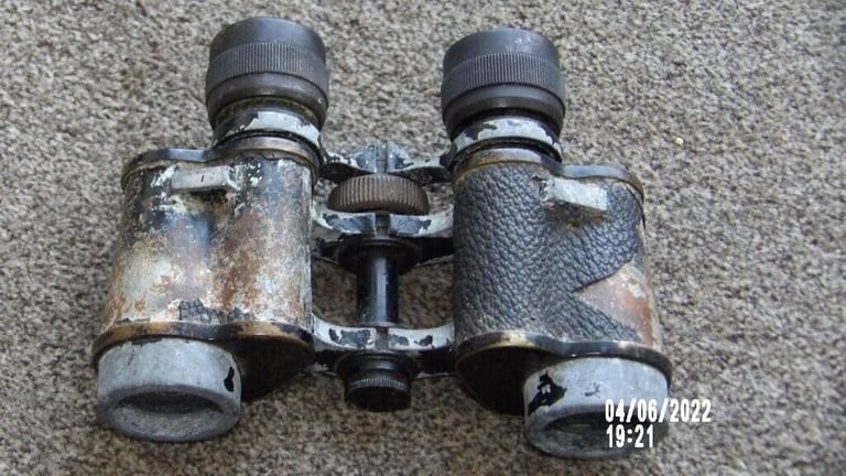 BINOCULARS METAL HEAVY £2