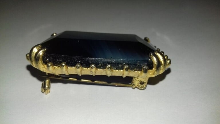 EXQUISITE VINTAGE BLUE GEM STONE PIN BROOCH SET IN A GOLD TONE MOUNT