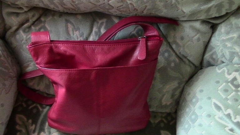 A leather bag of cherry colour, Clarks, in a good condition, £ 10   
