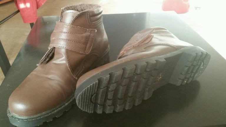 image for Men's brown shoes (size 8)