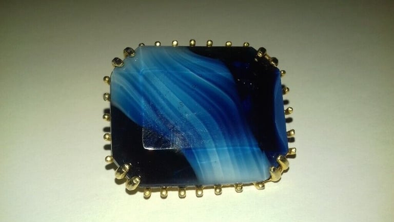 EXQUISITE VINTAGE BLUE GEM STONE PIN BROOCH SET IN A GOLD TONE MOUNT