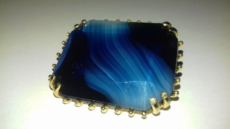 EXQUISITE VINTAGE BLUE GEM STONE PIN BROOCH SET IN A GOLD TONE MOUNT