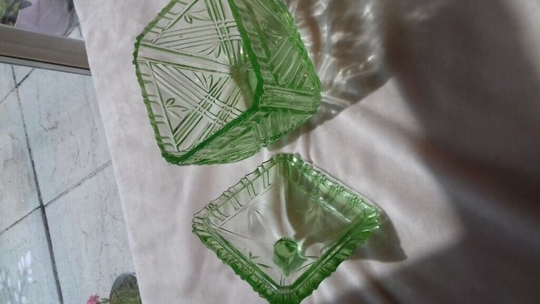 £15.00.VINTAGE. .green crystal  glass container. .over 60 years old..lovely  condition 